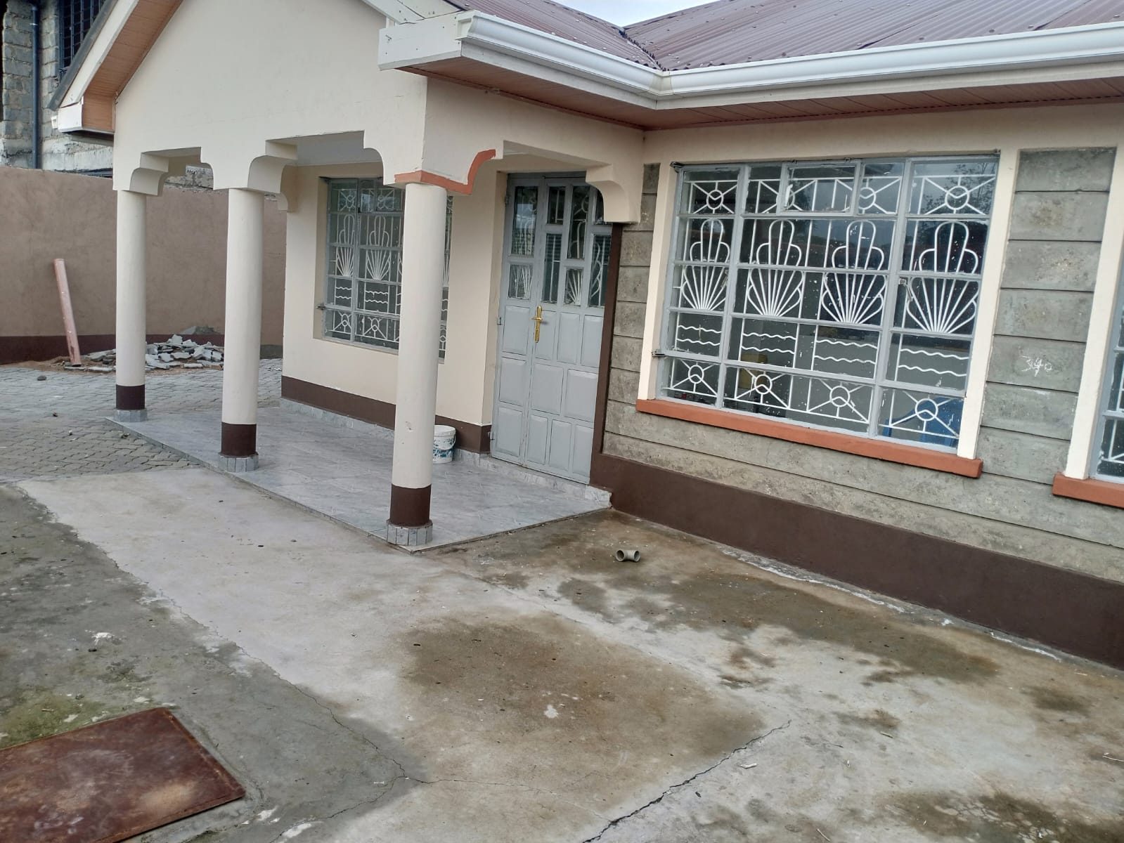 A family bungalow with a covered veranda in Thika
